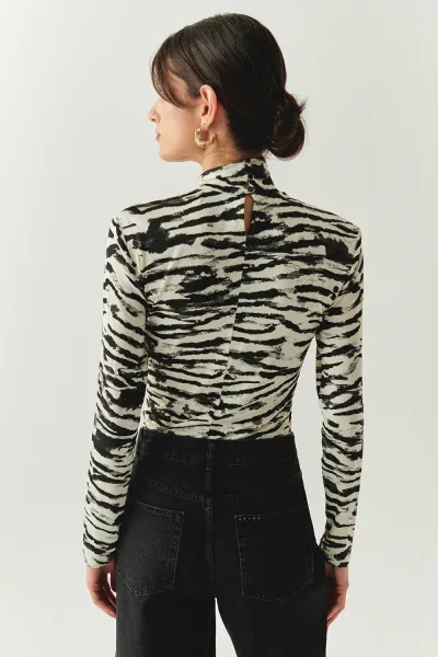 Boğazlı Uzun Kollu Desenli Slim Fit Örme Siyah Bluz