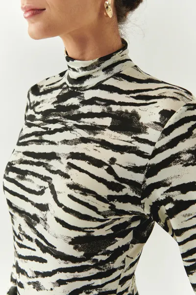 Boğazlı Uzun Kollu Desenli Slim Fit Örme Siyah Bluz