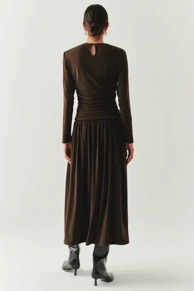 Bisiklet Yaka Uzun Kollu Drapeli Slim Fit Midi Örme Kahve Elbise