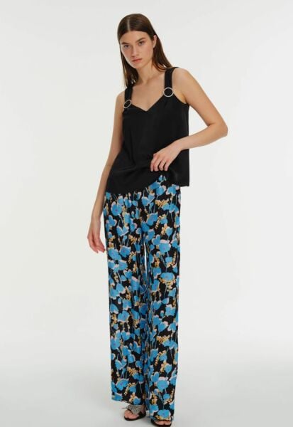 V Yaka Kristal Taş Tokalı Kolsuz Bluz