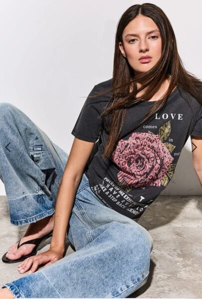 Baskılı ve yapay elmaslı tişört