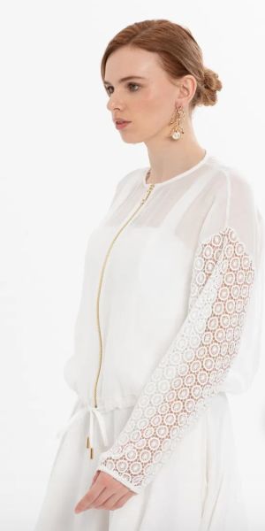 Kolları Dantel Detaylı Fermuarlı Ceket