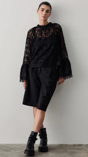 Geniş kollu dantel bluz