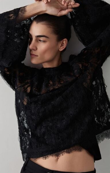 Geniş kollu dantel bluz