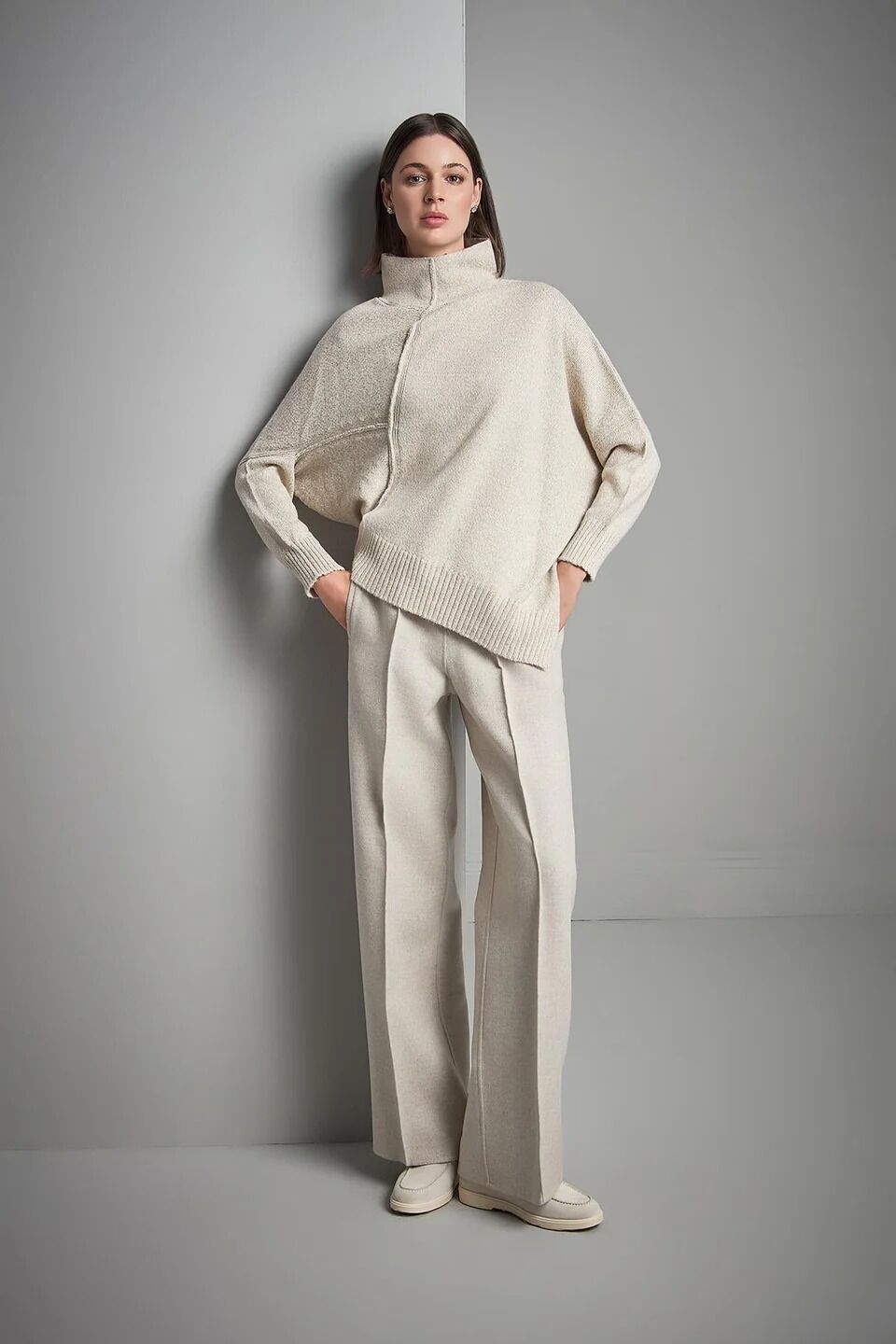 DİK YAKA ASİMETRİK BEJ TRİKO KAZAK