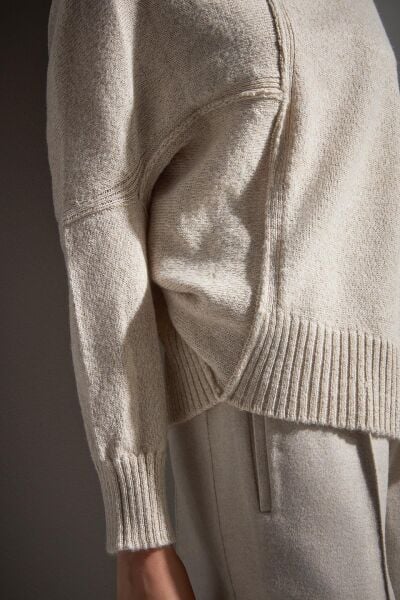 DİK YAKA ASİMETRİK BEJ TRİKO KAZAK