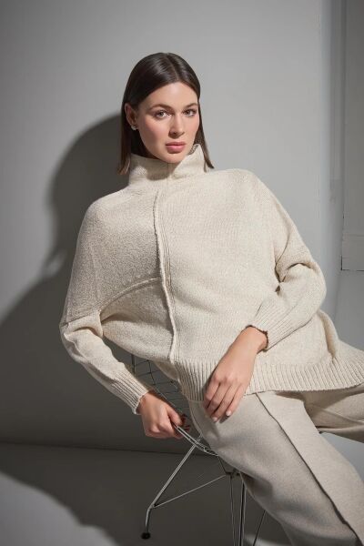 DİK YAKA ASİMETRİK BEJ TRİKO KAZAK