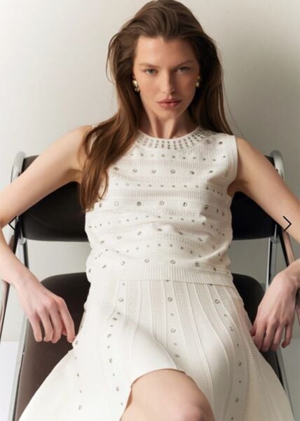 Taşlarla süslü, kolsuz triko bluz