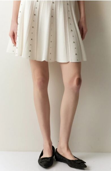 Taşlarla süslü mini örgü etek