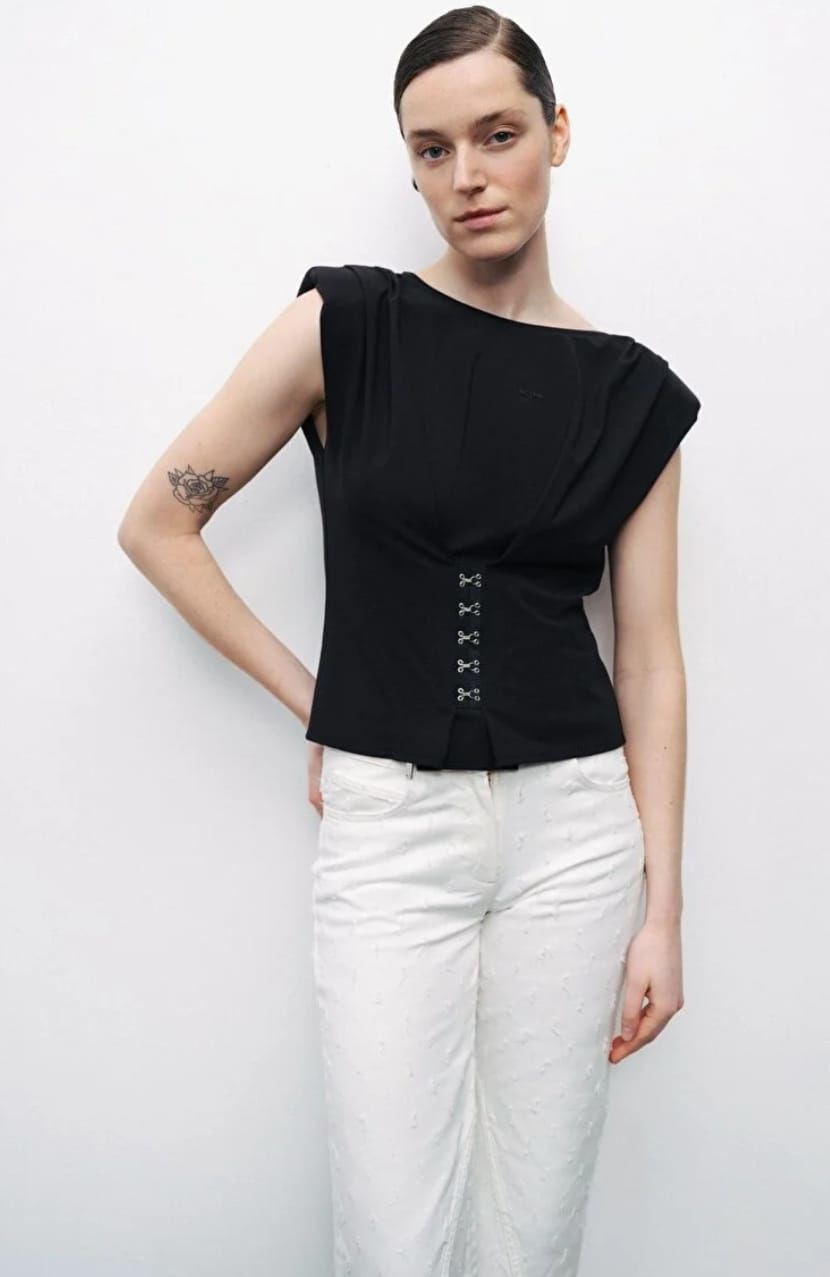 Agraf Aksesuar Detaylı Tişört