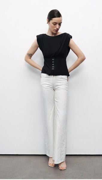 Agraf Aksesuar Detaylı Tişört