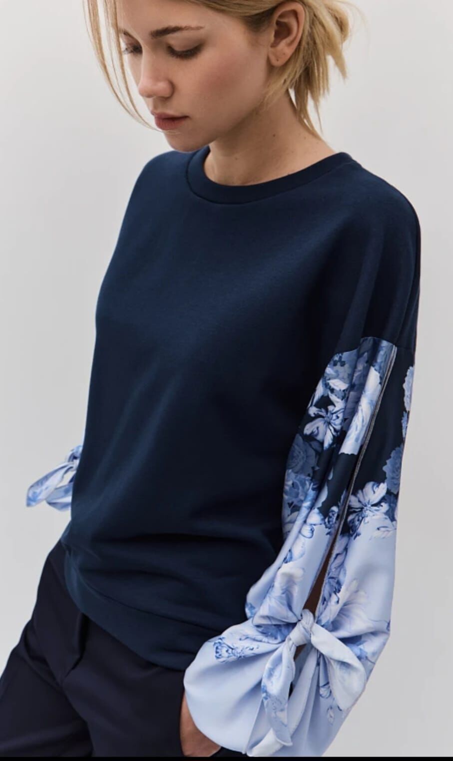 Saten çiçek desenli kollu sweatshirt