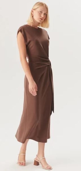 Beli Kuşaklı Vücuda Oturan Kahverengi Modal Karışımlı Midi Örme Elbise