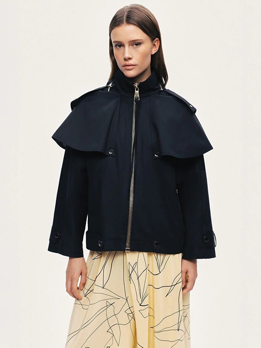 PELERİN DETAYLI KAPÜŞONLU TRENÇKOT