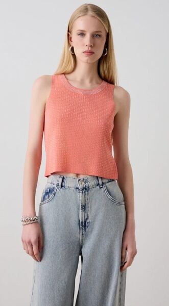 Tamamen yapay elmaslarla kaplı kolsuz üst