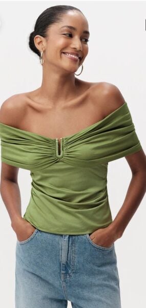 Omuzları Açık Metal Tokalı Slim Fit Örme Bluz