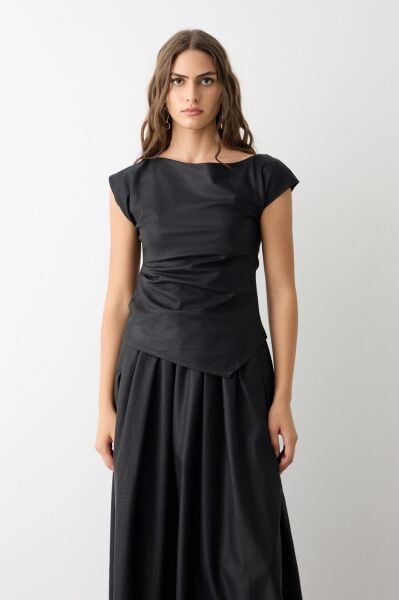 KOLSUZ ASİMETRİK KESİM BLUZ