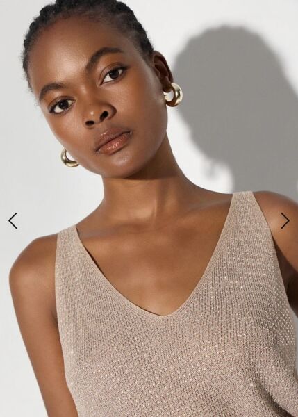 Kolsuz, simli taşlarla süslenmiş örme lurex bluz.
