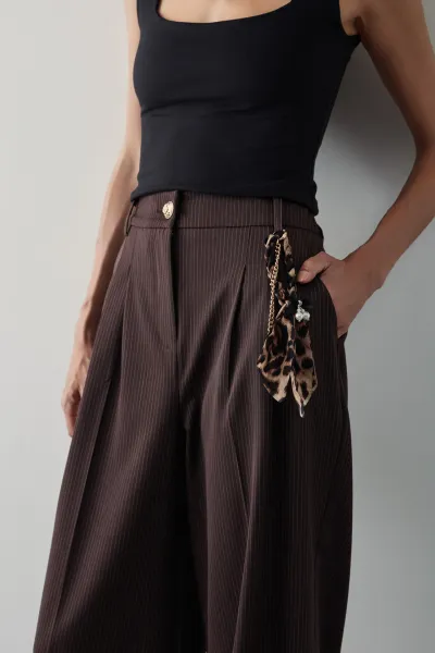 LEOPAR AKSESUARLI ÇİZGİLİ PALAZZO PANTOLON-KAHVE