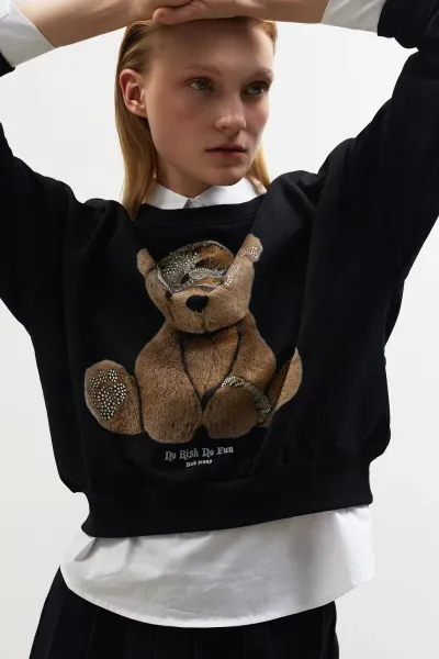 BASKILI TAŞ DETAY BİSİTLET YAKA SWEATSHİRT