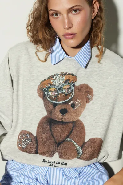 BASKILI TAŞ DETAY BİSİTLET YAKA SWEATSHİRT