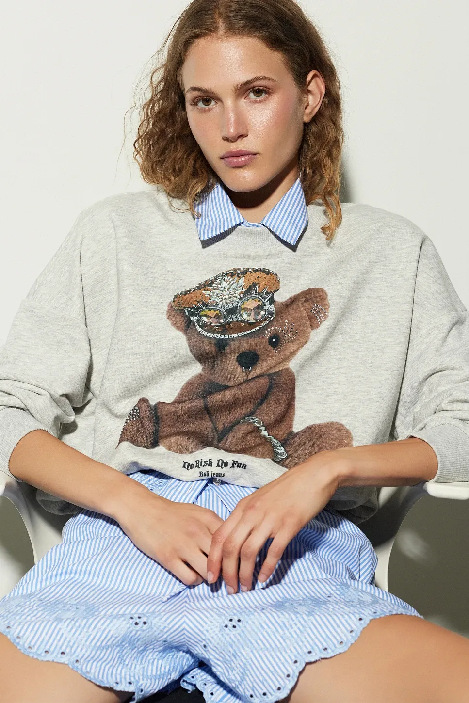 BASKILI TAŞ DETAY BİSİTLET YAKA SWEATSHİRT