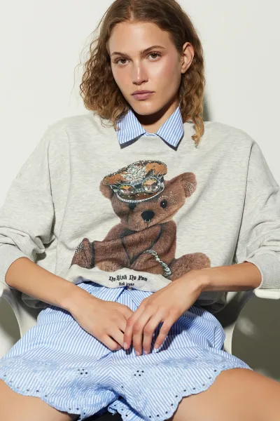 BASKILI TAŞ DETAY BİSİTLET YAKA SWEATSHİRT