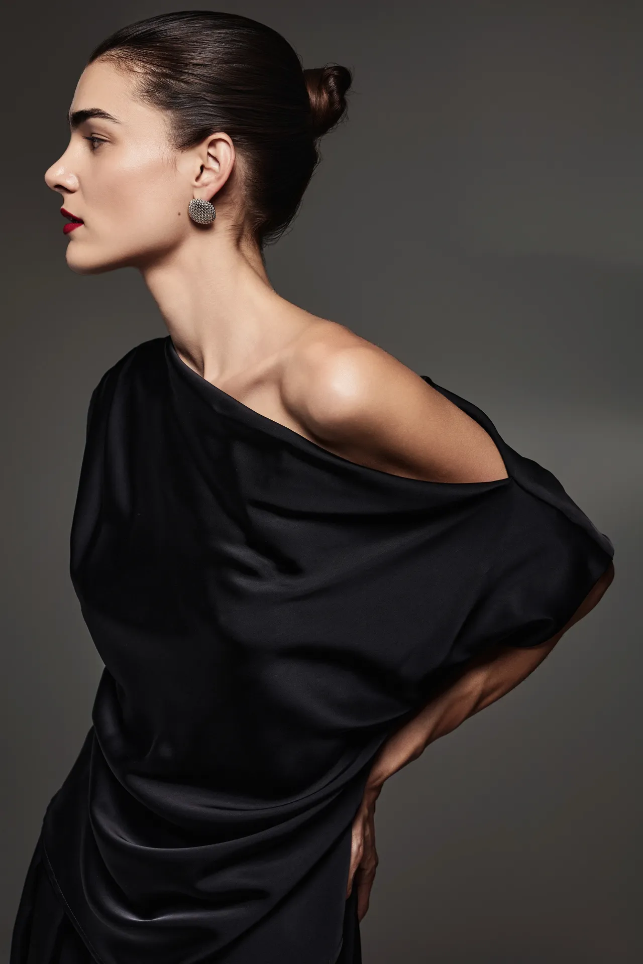 TEK OMUZLU SATEN BLUZ