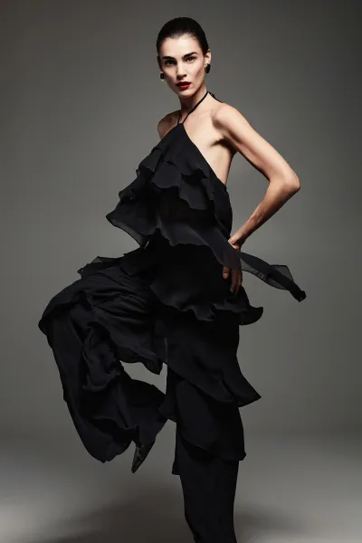 OMUZLARI AÇIK FIRFIRLI BLUZ