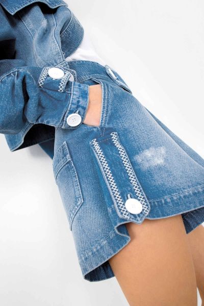 Apolet Detaylı Pilili Mini Jean Şort