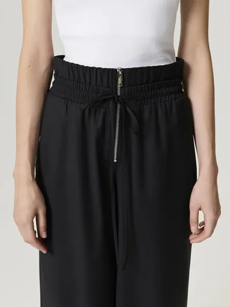 Elastik Bel ve Bağcık Detaylı Pantolon-Siyah