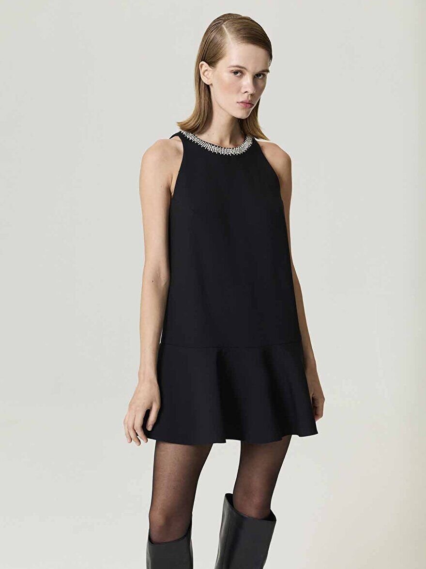 TAŞ DETAYLI VOLANLI MİNİ ELBİSE-SİYAH